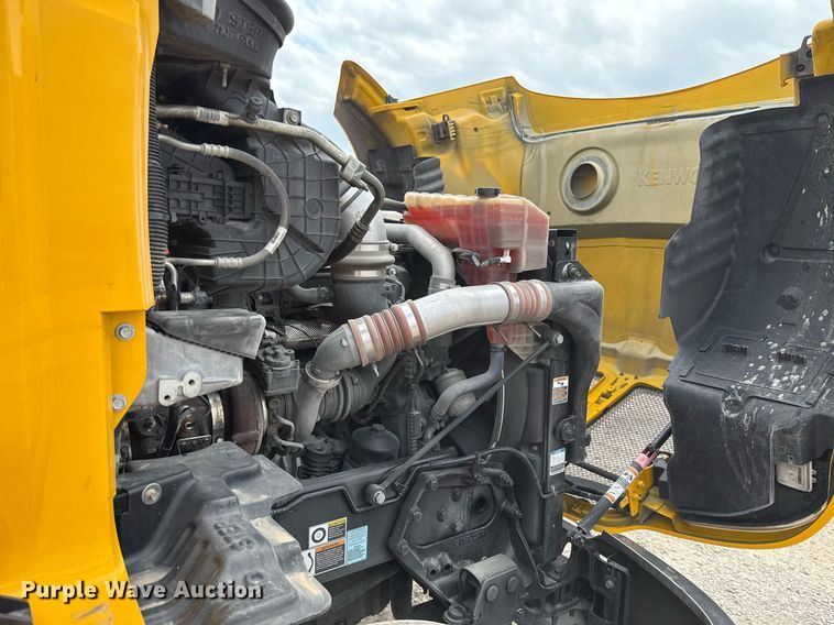 image for item EJ4589 2022 Kenworth T680 semi truck