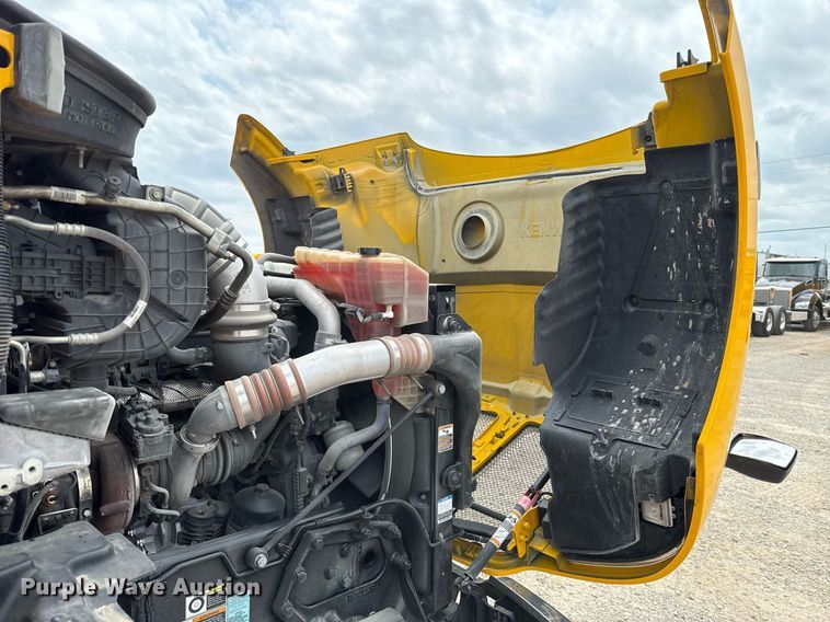 image for item EJ4589 2022 Kenworth T680 semi truck