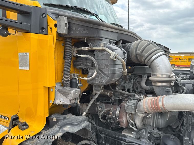 image for item EJ4589 2022 Kenworth T680 semi truck