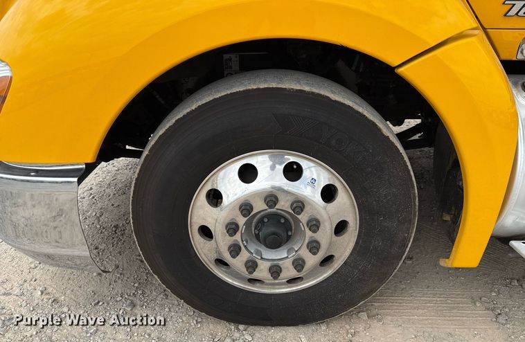 image for item EJ4589 2022 Kenworth T680 semi truck