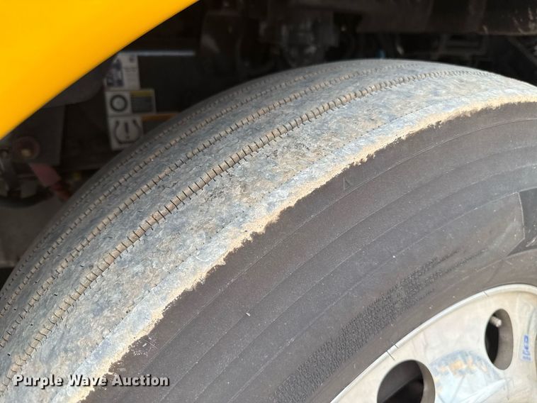 image for item EJ4589 2022 Kenworth T680 semi truck