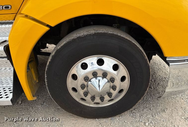 image for item EJ4589 2022 Kenworth T680 semi truck