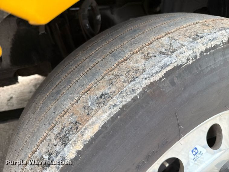 image for item EJ4589 2022 Kenworth T680 semi truck