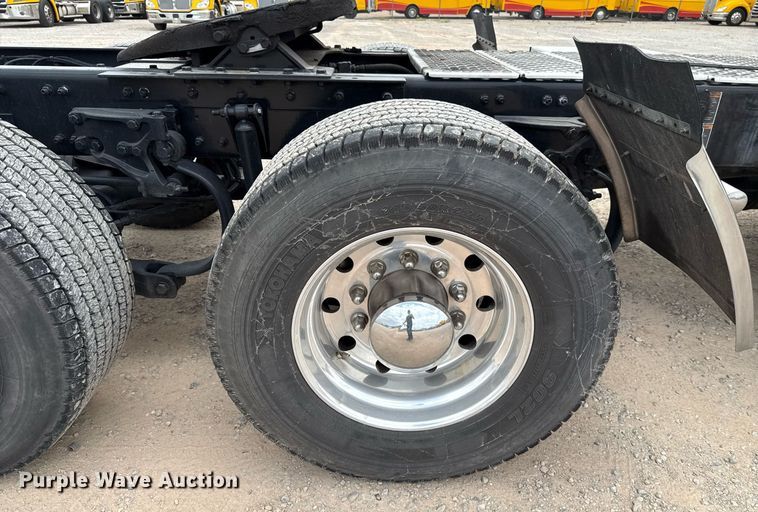 image for item EJ4589 2022 Kenworth T680 semi truck