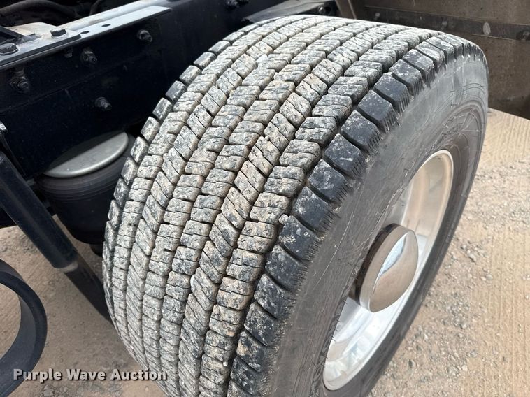 image for item EJ4589 2022 Kenworth T680 semi truck