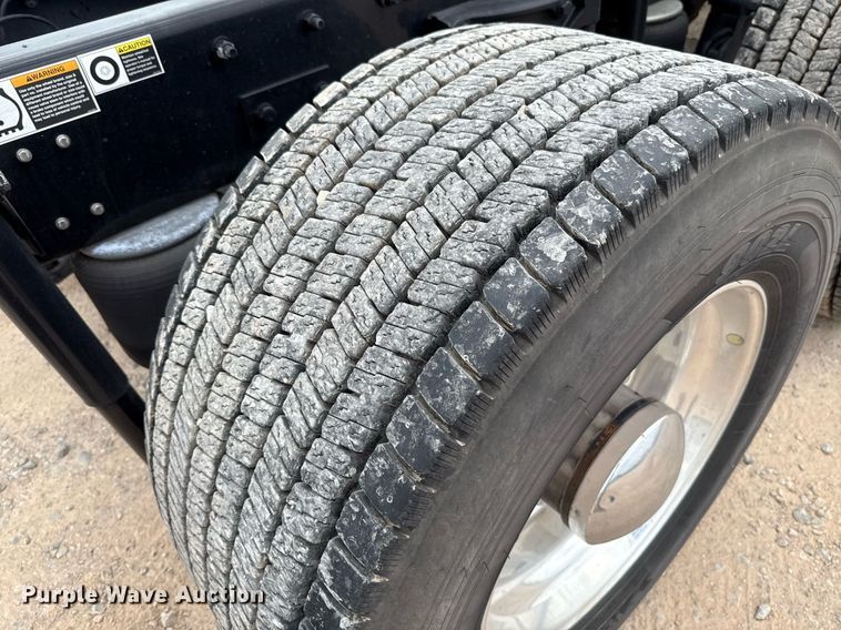 image for item EJ4589 2022 Kenworth T680 semi truck