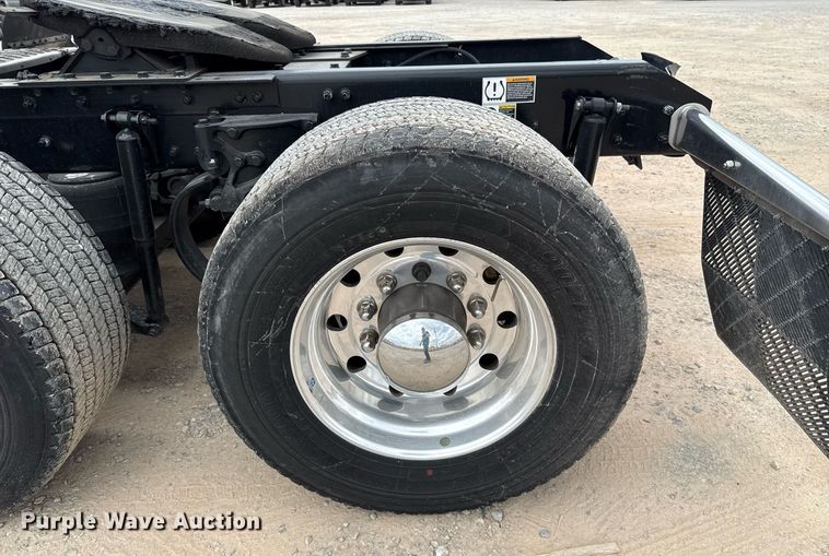 image for item EJ4589 2022 Kenworth T680 semi truck