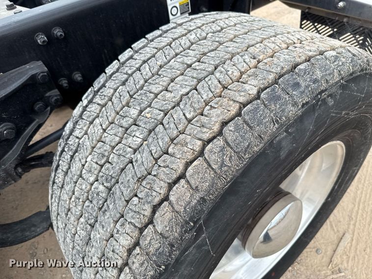 image for item EJ4589 2022 Kenworth T680 semi truck