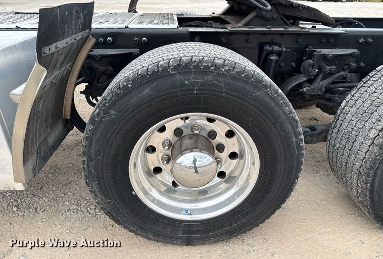 image for item EJ4589 2022 Kenworth T680 semi truck