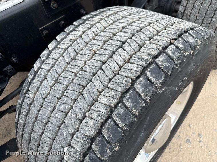 image for item EJ4589 2022 Kenworth T680 semi truck