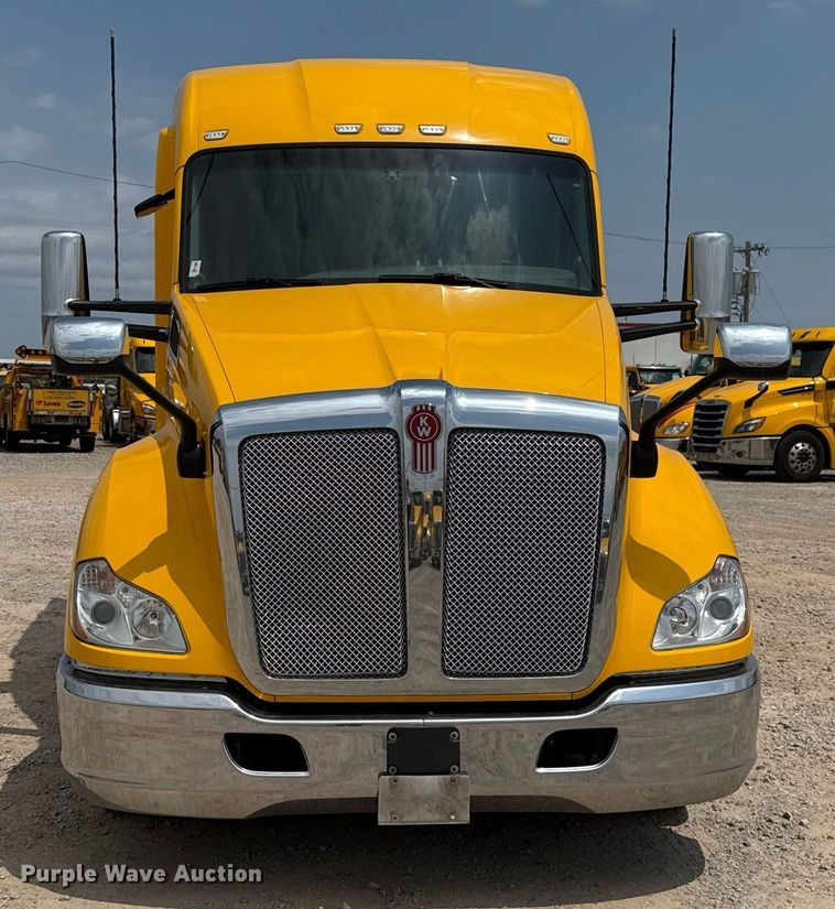 image for item EJ4590 2019 Kenworth T680 semi truck