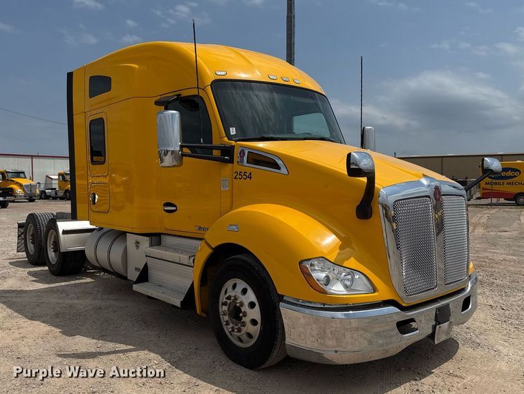image for item EJ4590 2019 Kenworth T680 semi truck
