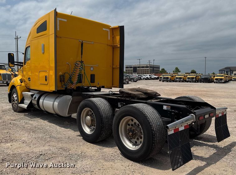 image for item EJ4590 2019 Kenworth T680 semi truck