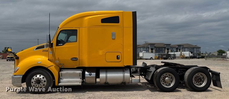 image for item EJ4590 2019 Kenworth T680 semi truck