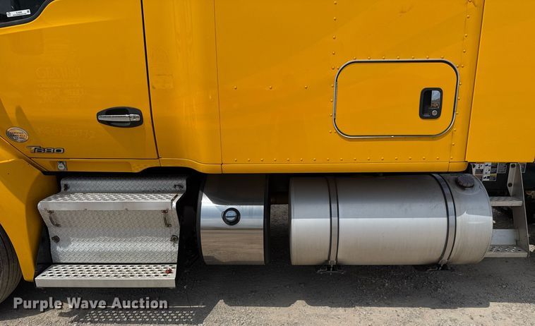 image for item EJ4590 2019 Kenworth T680 semi truck