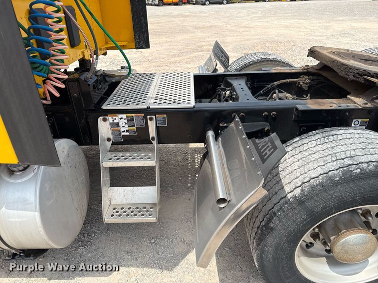 image for item EJ4590 2019 Kenworth T680 semi truck