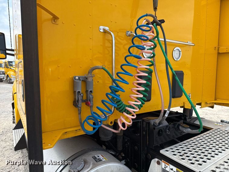 image for item EJ4590 2019 Kenworth T680 semi truck