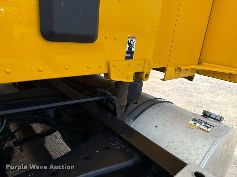 image for item EJ4590 2019 Kenworth T680 semi truck