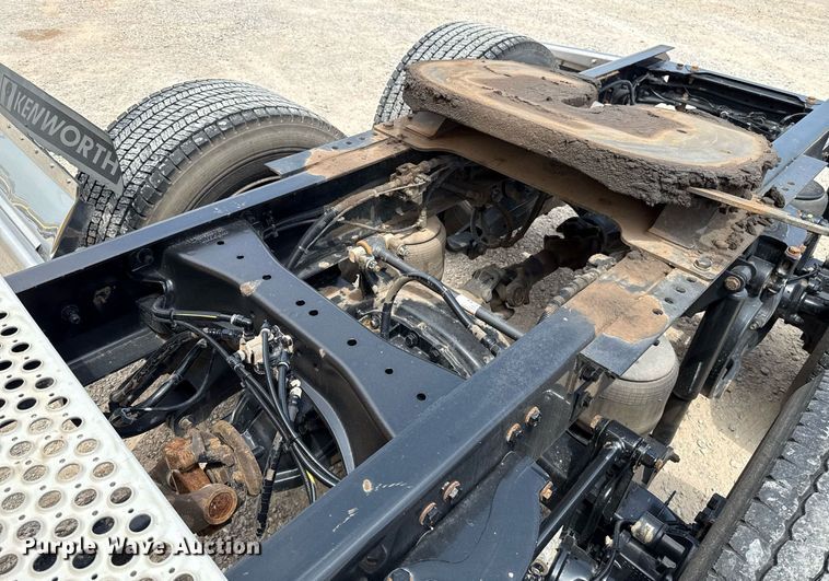 image for item EJ4590 2019 Kenworth T680 semi truck