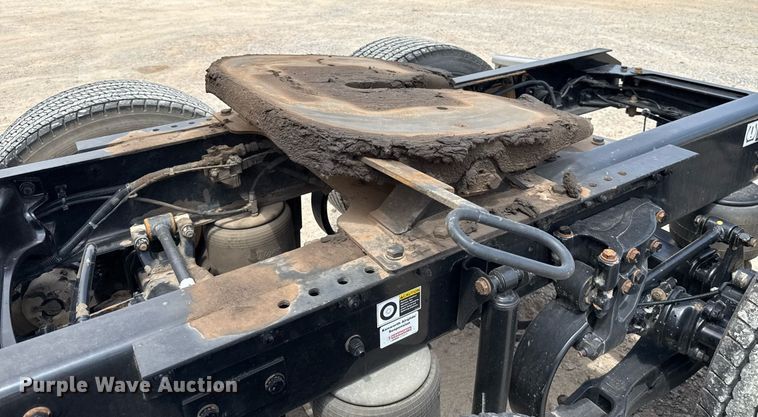 image for item EJ4590 2019 Kenworth T680 semi truck