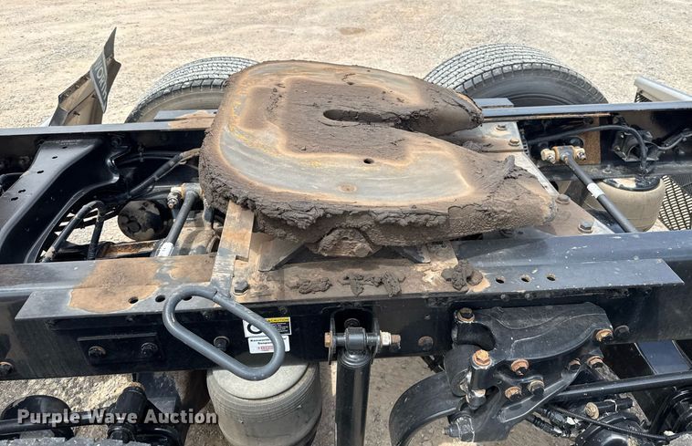 image for item EJ4590 2019 Kenworth T680 semi truck