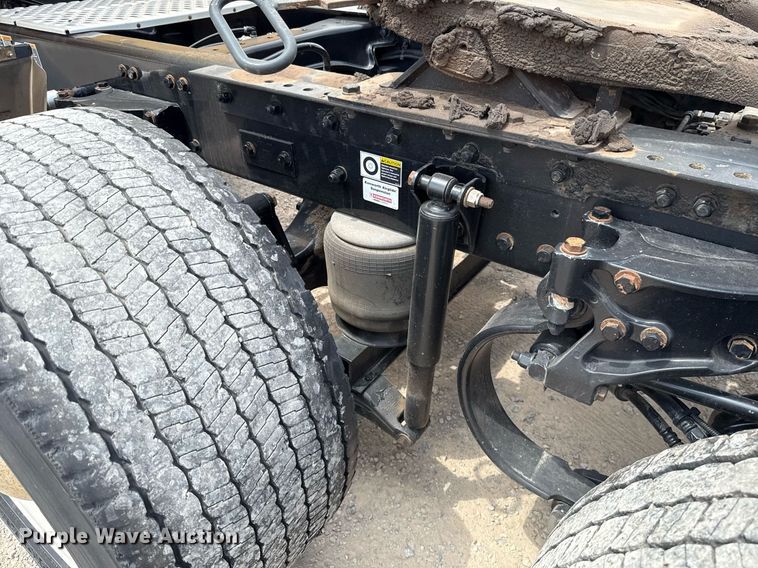 image for item EJ4590 2019 Kenworth T680 semi truck