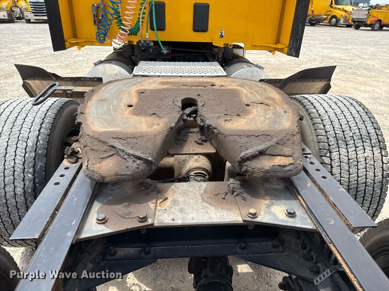 image for item EJ4590 2019 Kenworth T680 semi truck