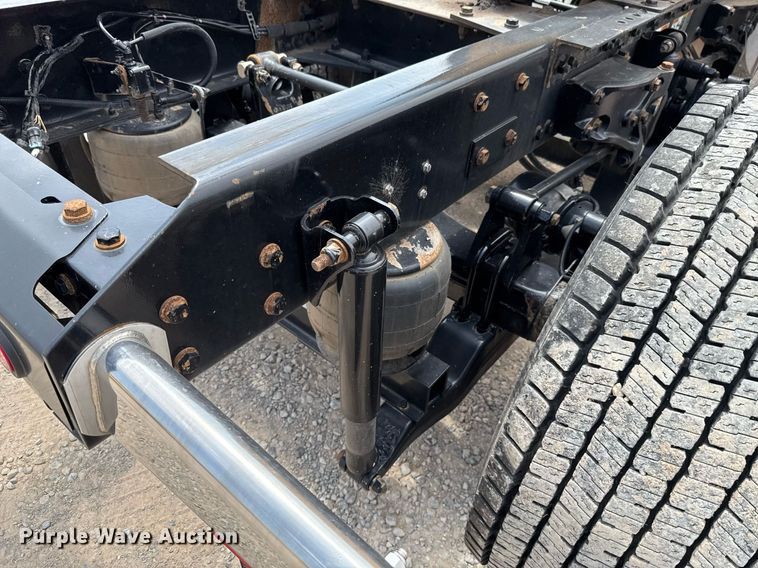 image for item EJ4590 2019 Kenworth T680 semi truck