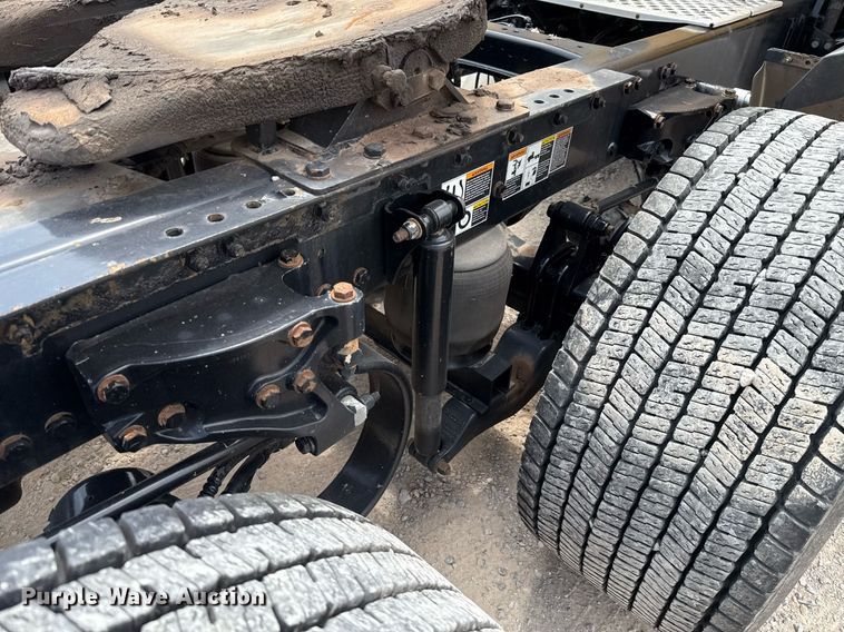 image for item EJ4590 2019 Kenworth T680 semi truck