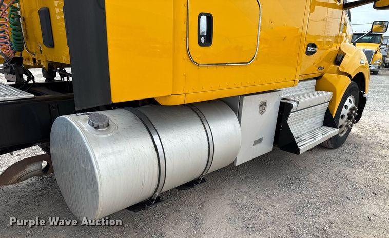 image for item EJ4590 2019 Kenworth T680 semi truck