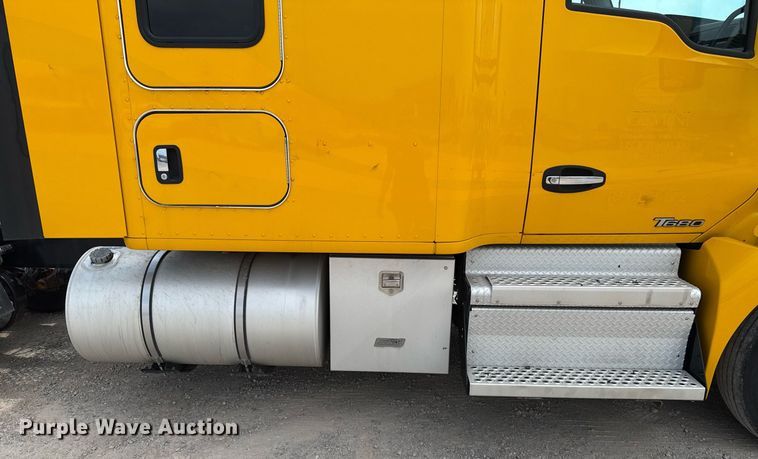 image for item EJ4590 2019 Kenworth T680 semi truck