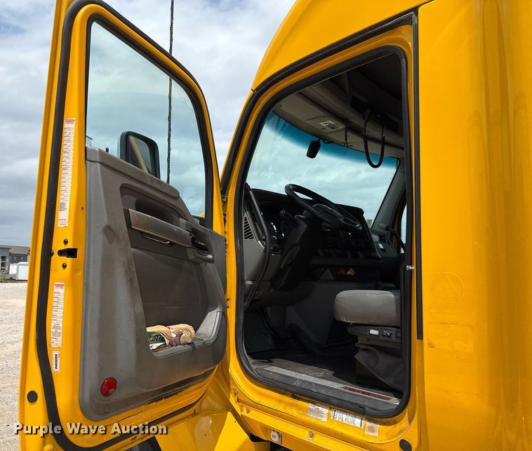 image for item EJ4590 2019 Kenworth T680 semi truck
