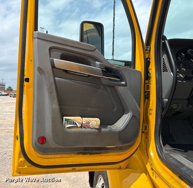 image for item EJ4590 2019 Kenworth T680 semi truck