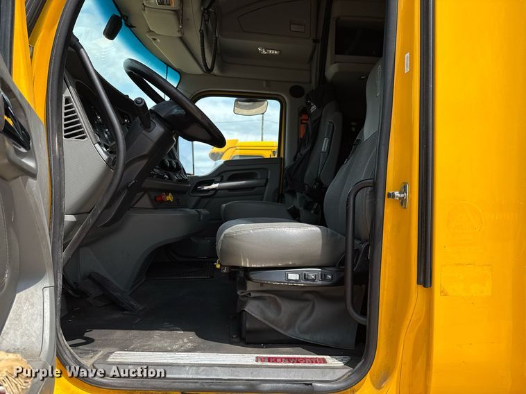 image for item EJ4590 2019 Kenworth T680 semi truck