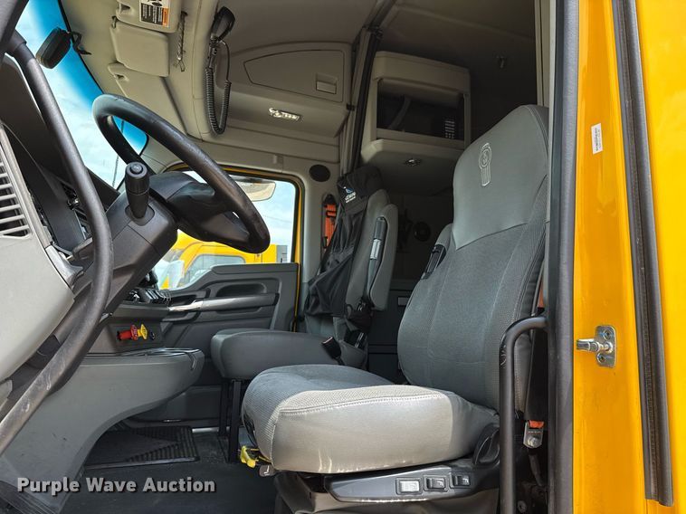 image for item EJ4590 2019 Kenworth T680 semi truck