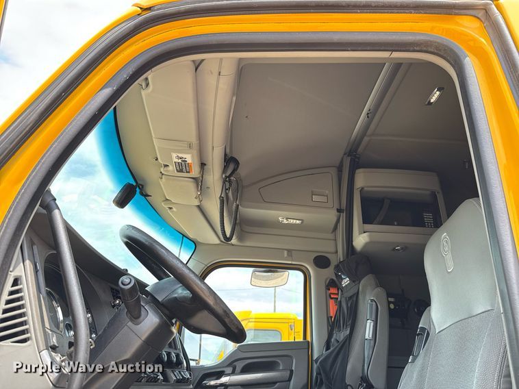 image for item EJ4590 2019 Kenworth T680 semi truck