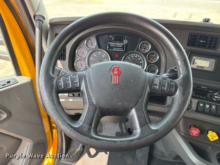 image for item EJ4590 2019 Kenworth T680 semi truck