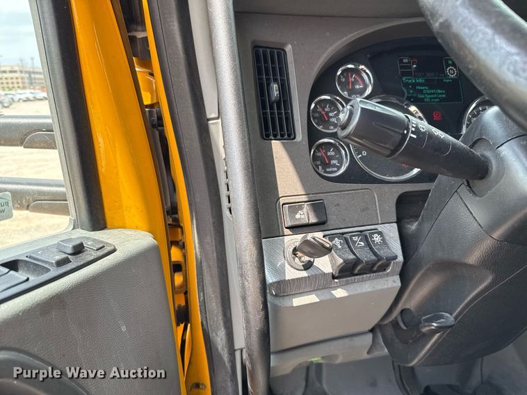 image for item EJ4590 2019 Kenworth T680 semi truck