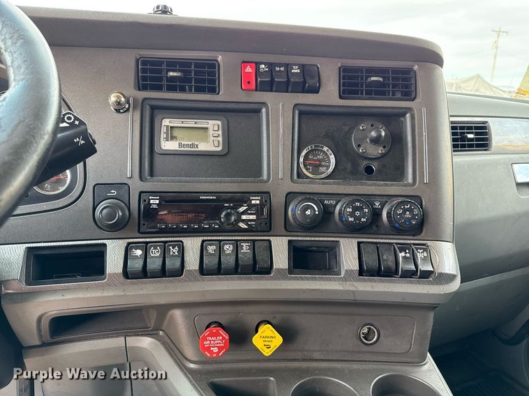 image for item EJ4590 2019 Kenworth T680 semi truck