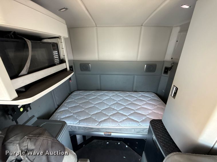 image for item EJ4590 2019 Kenworth T680 semi truck