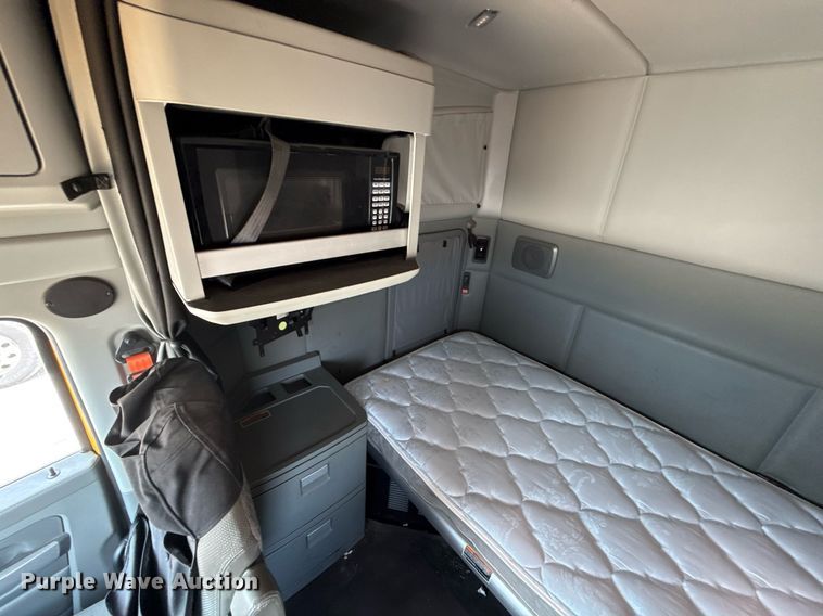 image for item EJ4590 2019 Kenworth T680 semi truck