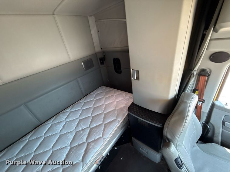 image for item EJ4590 2019 Kenworth T680 semi truck