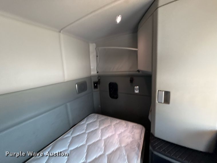 image for item EJ4590 2019 Kenworth T680 semi truck