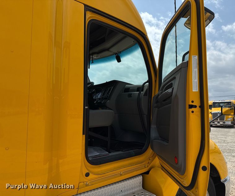 image for item EJ4590 2019 Kenworth T680 semi truck