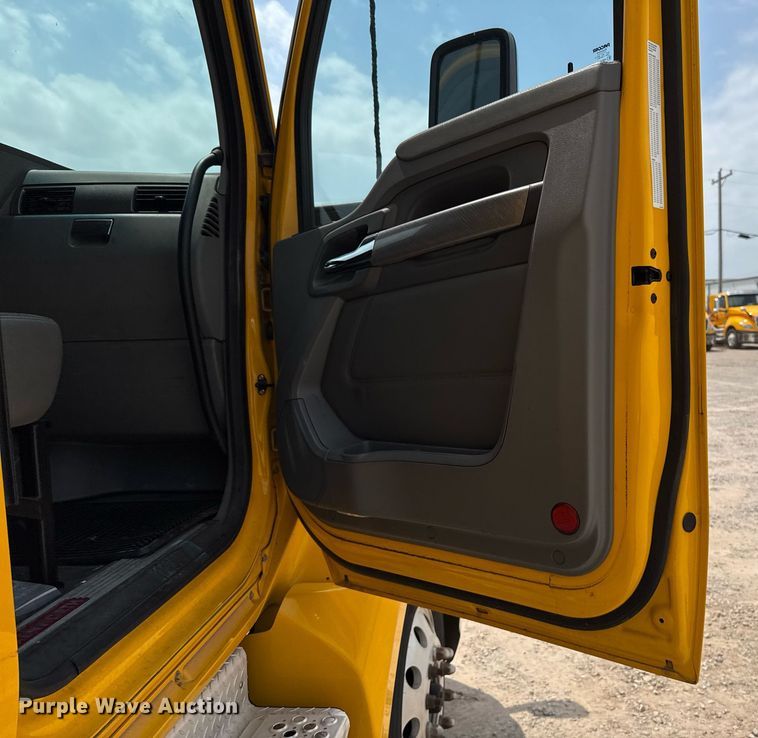 image for item EJ4590 2019 Kenworth T680 semi truck