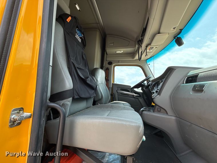 image for item EJ4590 2019 Kenworth T680 semi truck