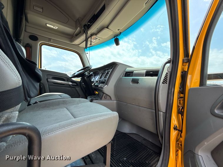 image for item EJ4590 2019 Kenworth T680 semi truck