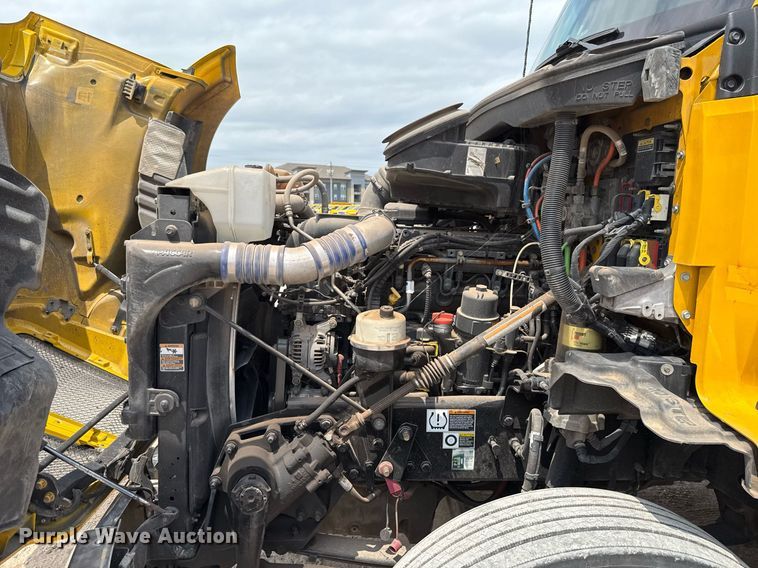 image for item EJ4590 2019 Kenworth T680 semi truck