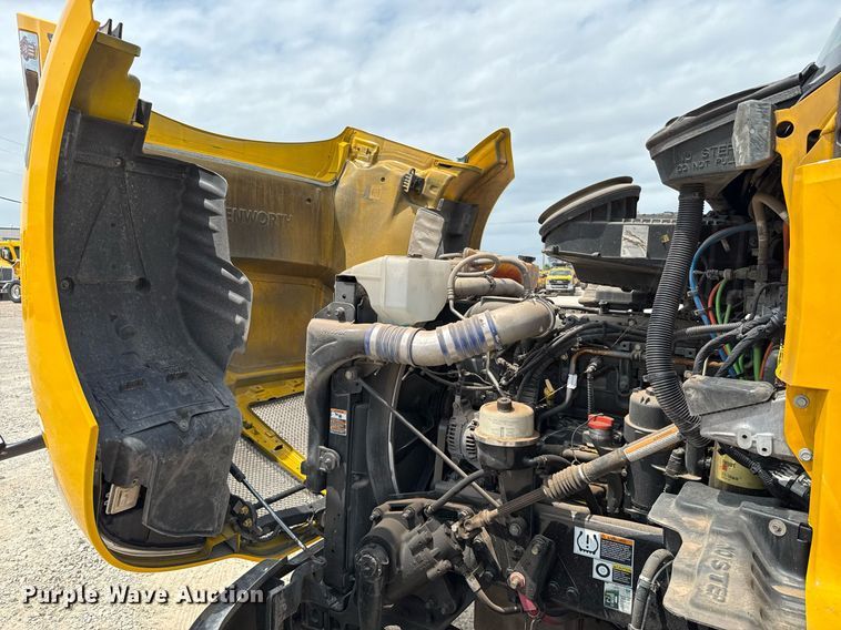 image for item EJ4590 2019 Kenworth T680 semi truck