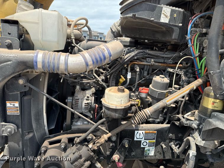 image for item EJ4590 2019 Kenworth T680 semi truck